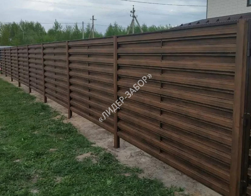 Купить Забор из металлического штакетника под дерево двухсторонний в Москве